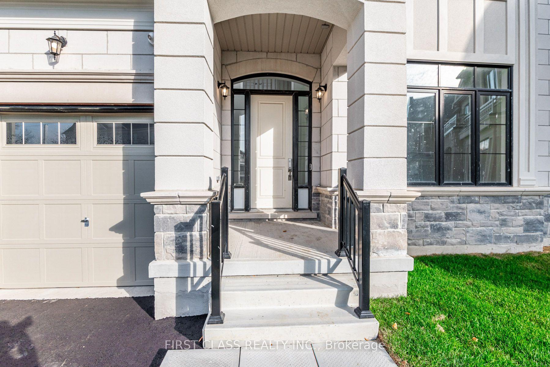 15 Kenneth Campbell Court, Aurora, ON L4G 5Z4