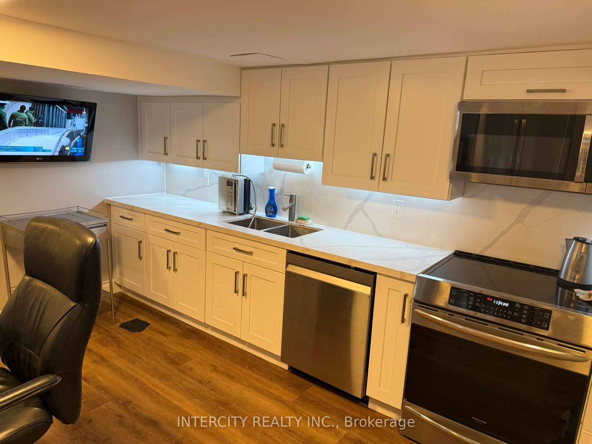222 Combe Avenue 1, Toronto, ON M3H 4K5