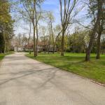 15 Park Lane Circle, Toronto, ON M3B 1Z8