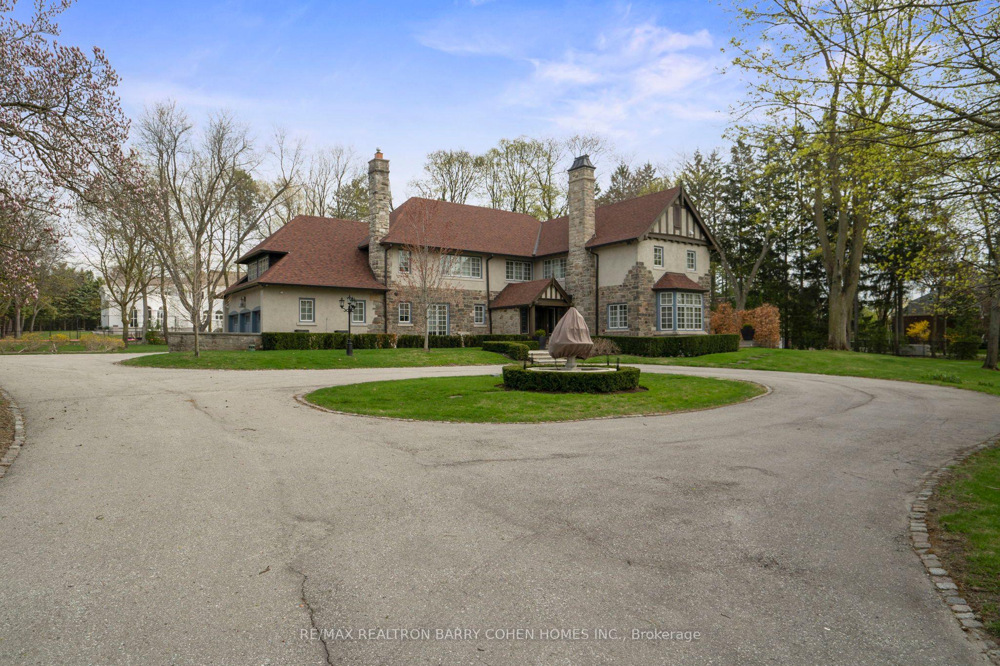 15 Park Lane Circle, Toronto, ON M3B 1Z8