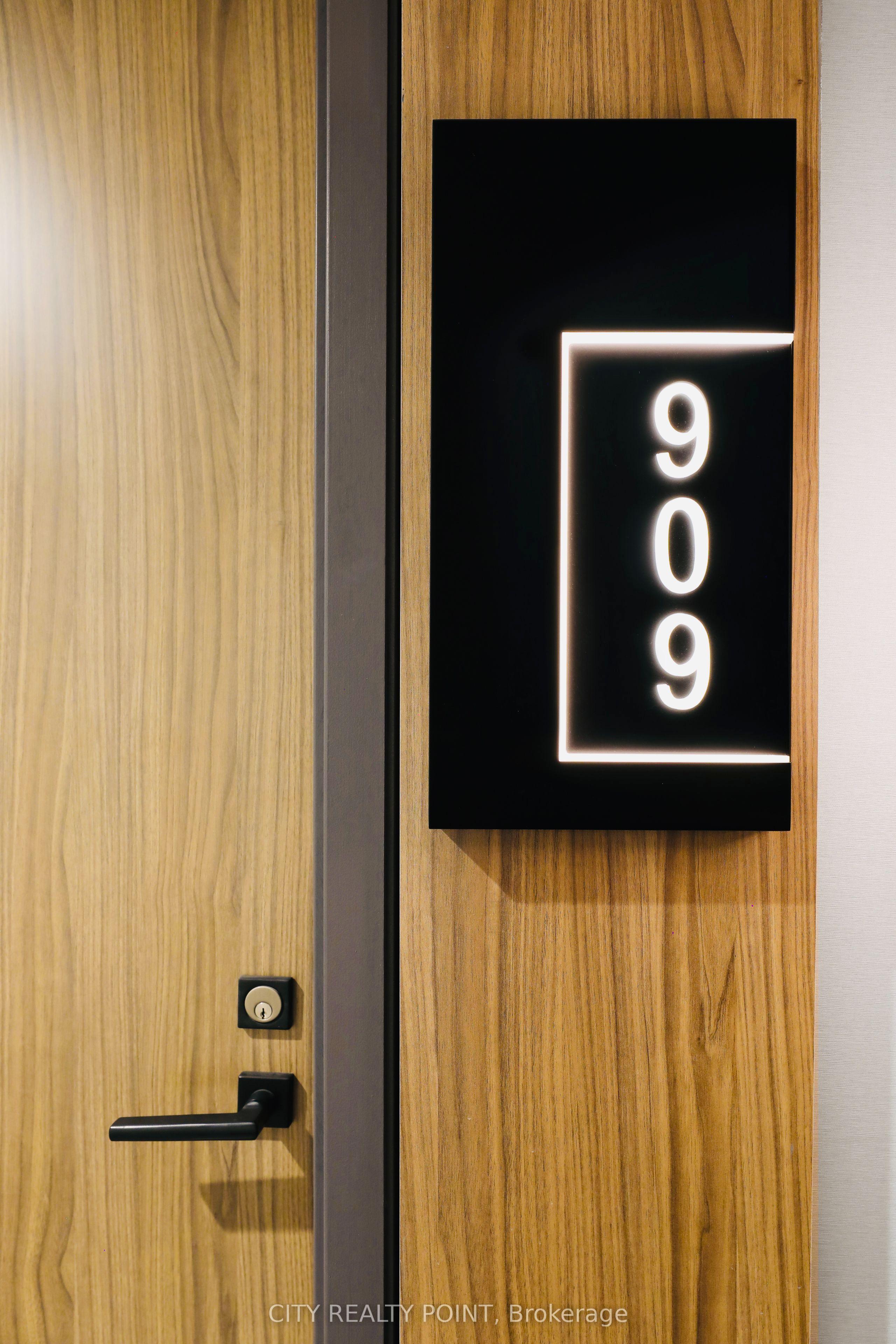 2525 Bathurst Street 909, Toronto, ON M6B 2Y9