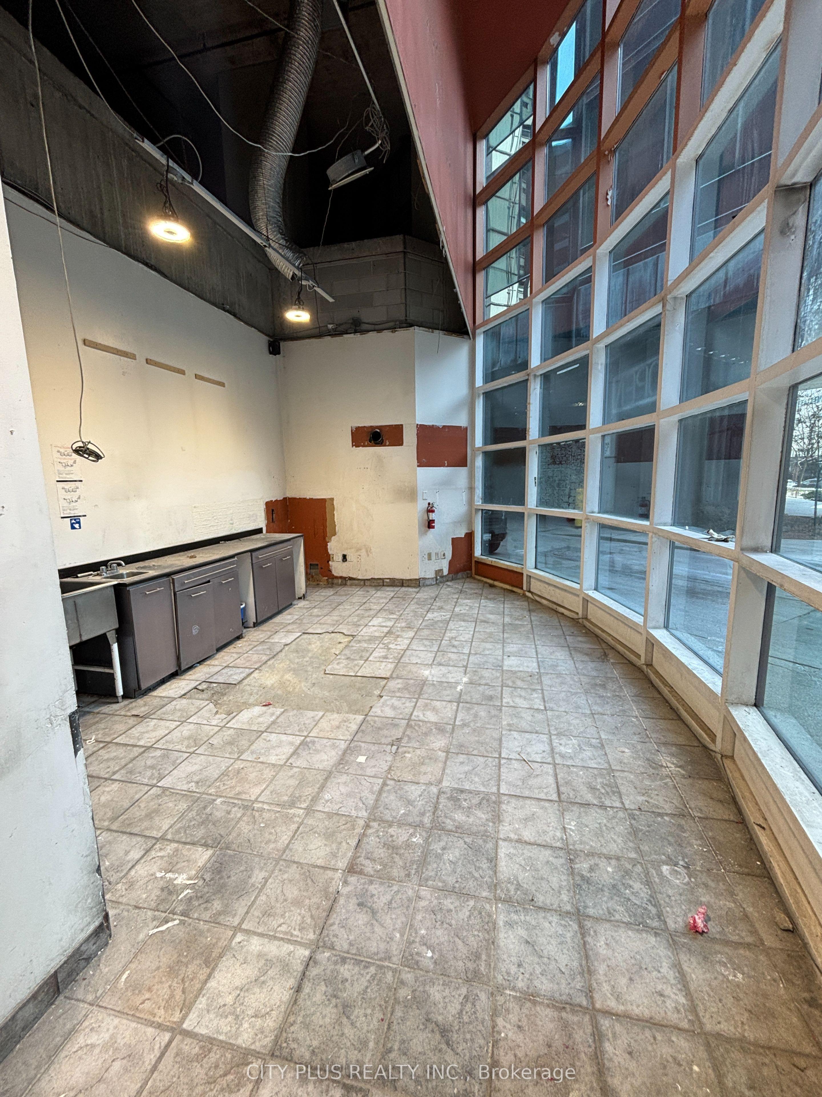 33 University Avenue 101A, Toronto, ON M5J 2S7