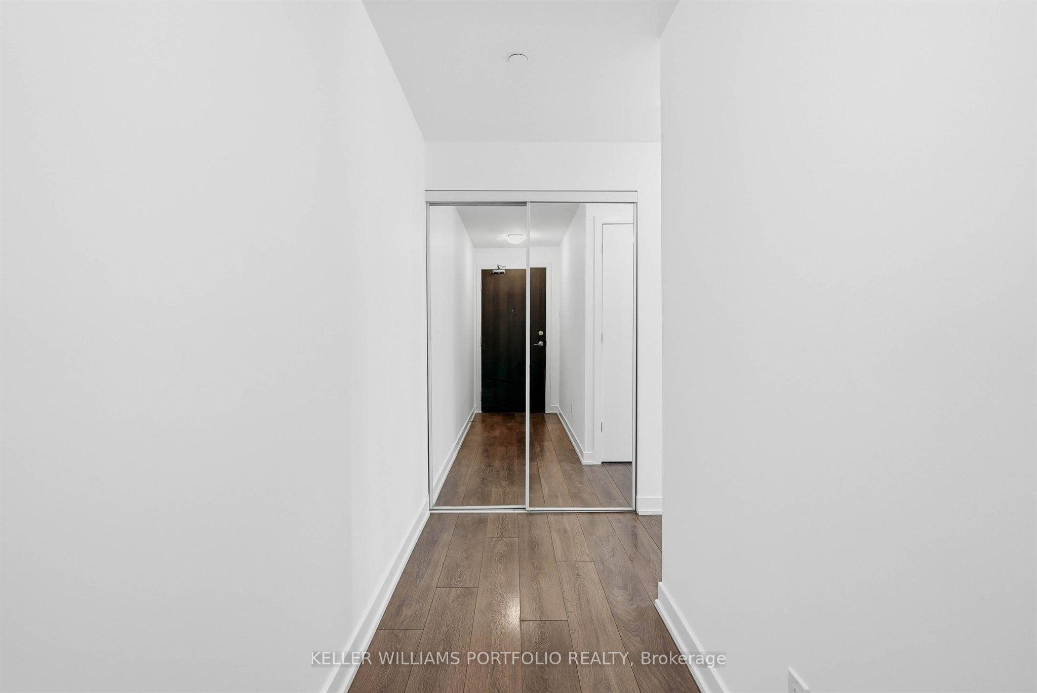 50 Bruyeres Mews 1009, Toronto, ON M5V 0H8