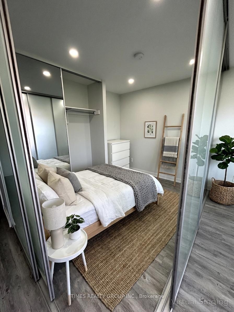 15 Walmer Road 906, Toronto, ON M5R 2X1