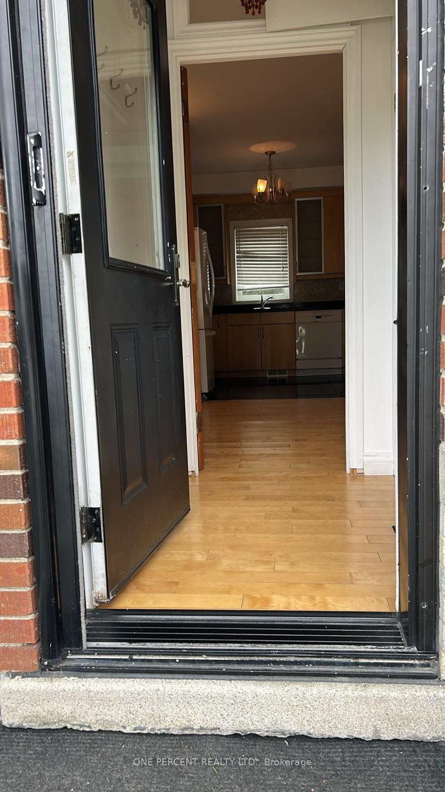 2B Dornfell Street (Main), Toronto, ON M2R 2Y6