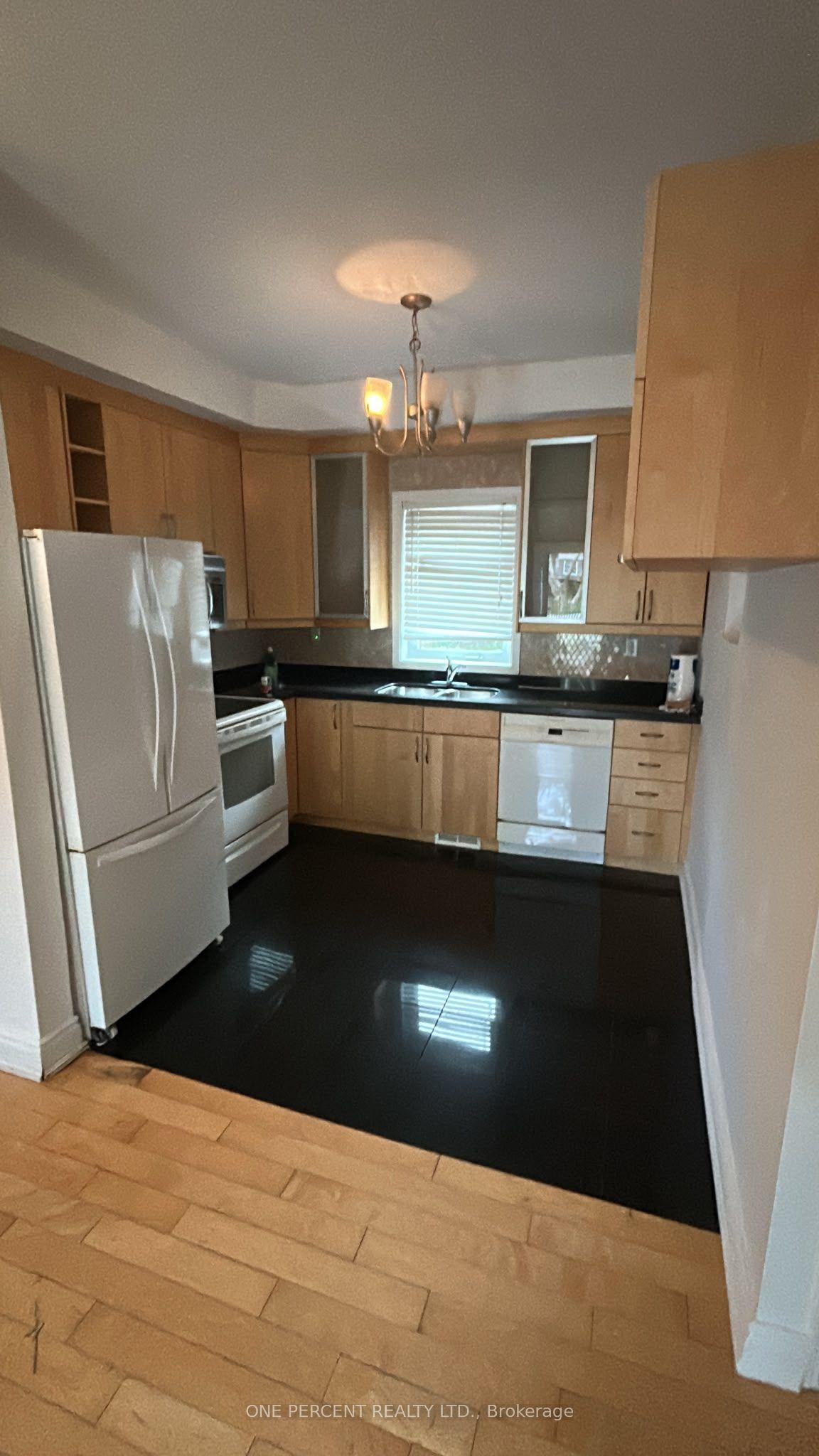 2B Dornfell Street (Main), Toronto, ON M2R 2Y6