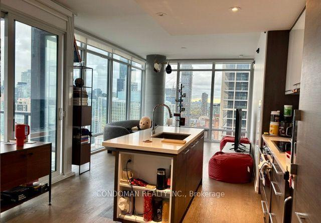488 University Avenue 2502, Toronto, ON M5G 0C1