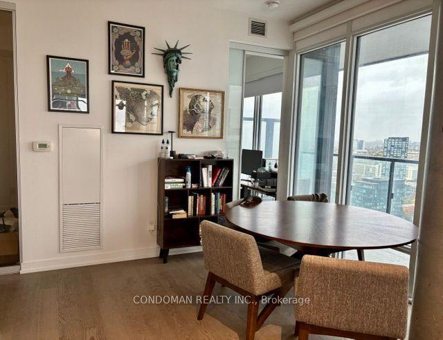 488 University Avenue 2502, Toronto, ON M5G 0C1