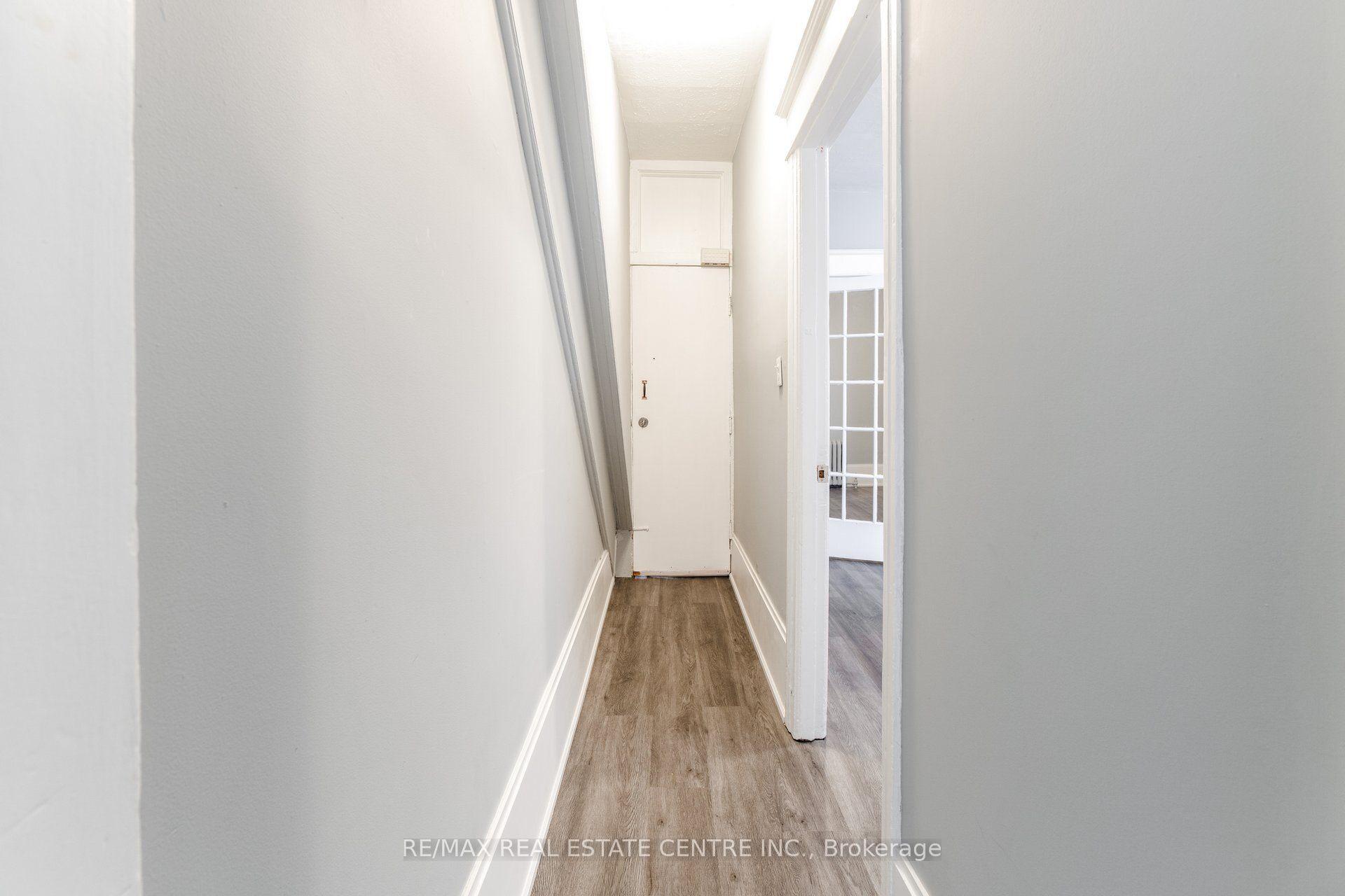 1413 Dundas Street 1, Toronto, ON M6J 1Y4
