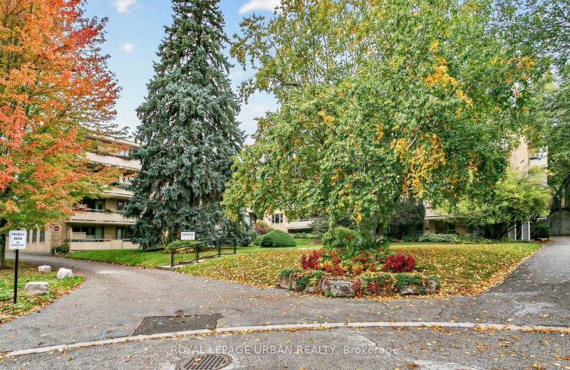 8 Corinth Gardens 17, Toronto, ON M4P 2N5