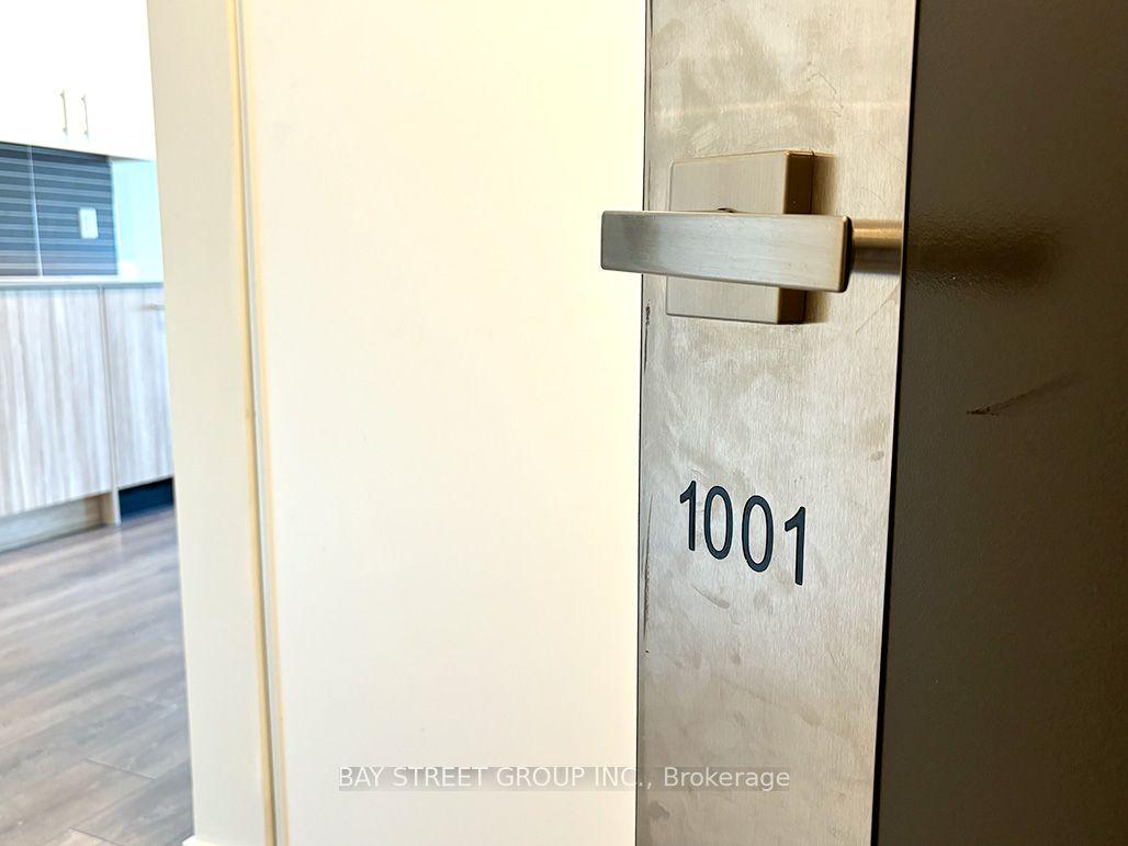 180 Fairview Mall Dr 1001, Toronto, ON M2J 0G4