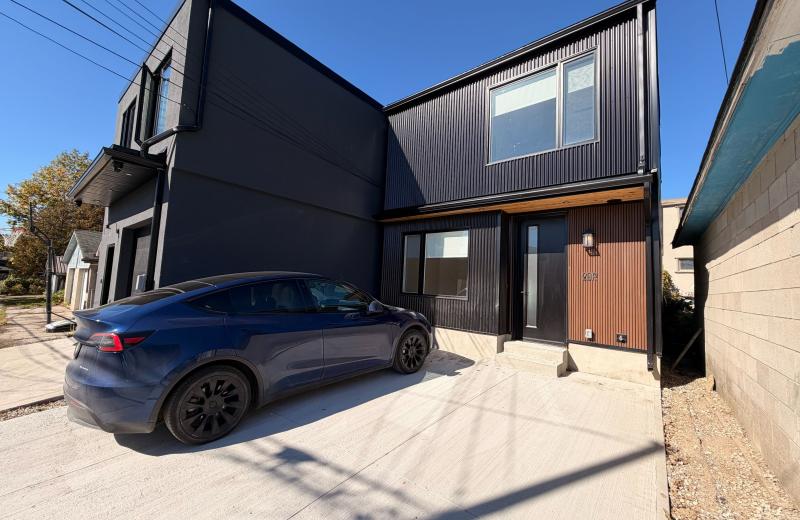 29 Earnscliffe Road Laneway Unit, Toronto, ON M6E 1J4
