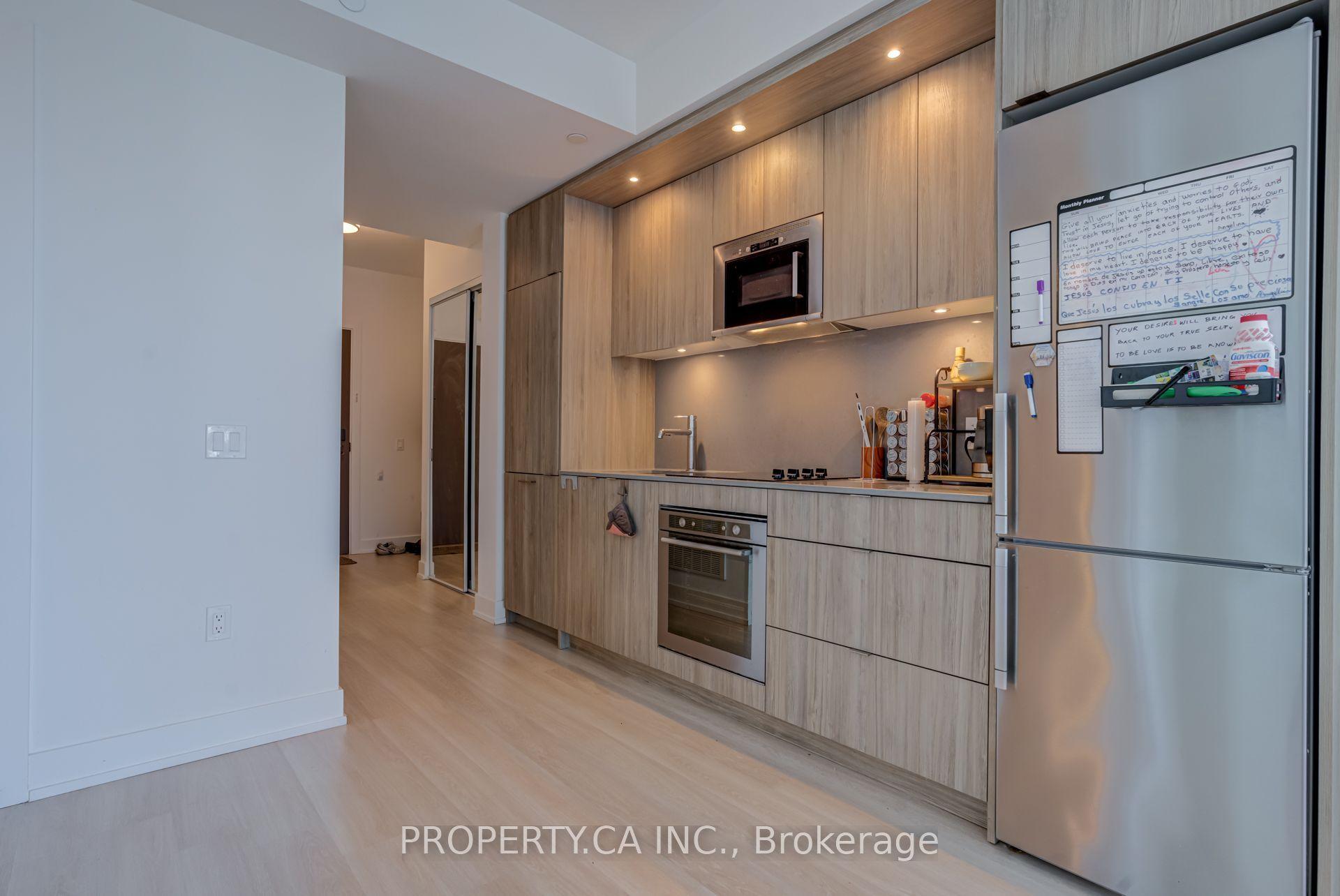 30 Inn On The Park Drive 2402, Toronto, ON M3C 0P7