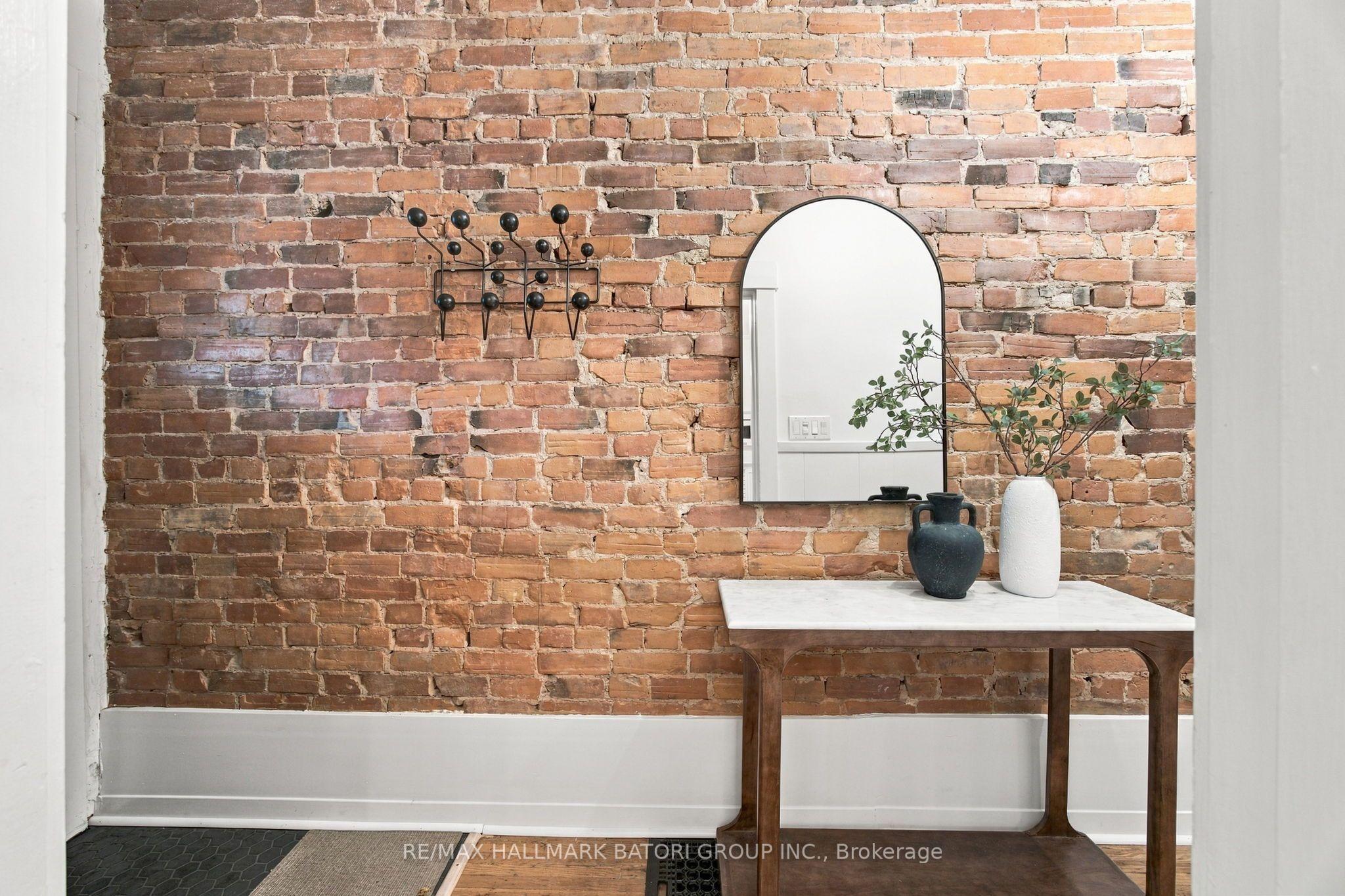 58 Ellsworth Avenue Main, Toronto, ON M6G 2K3