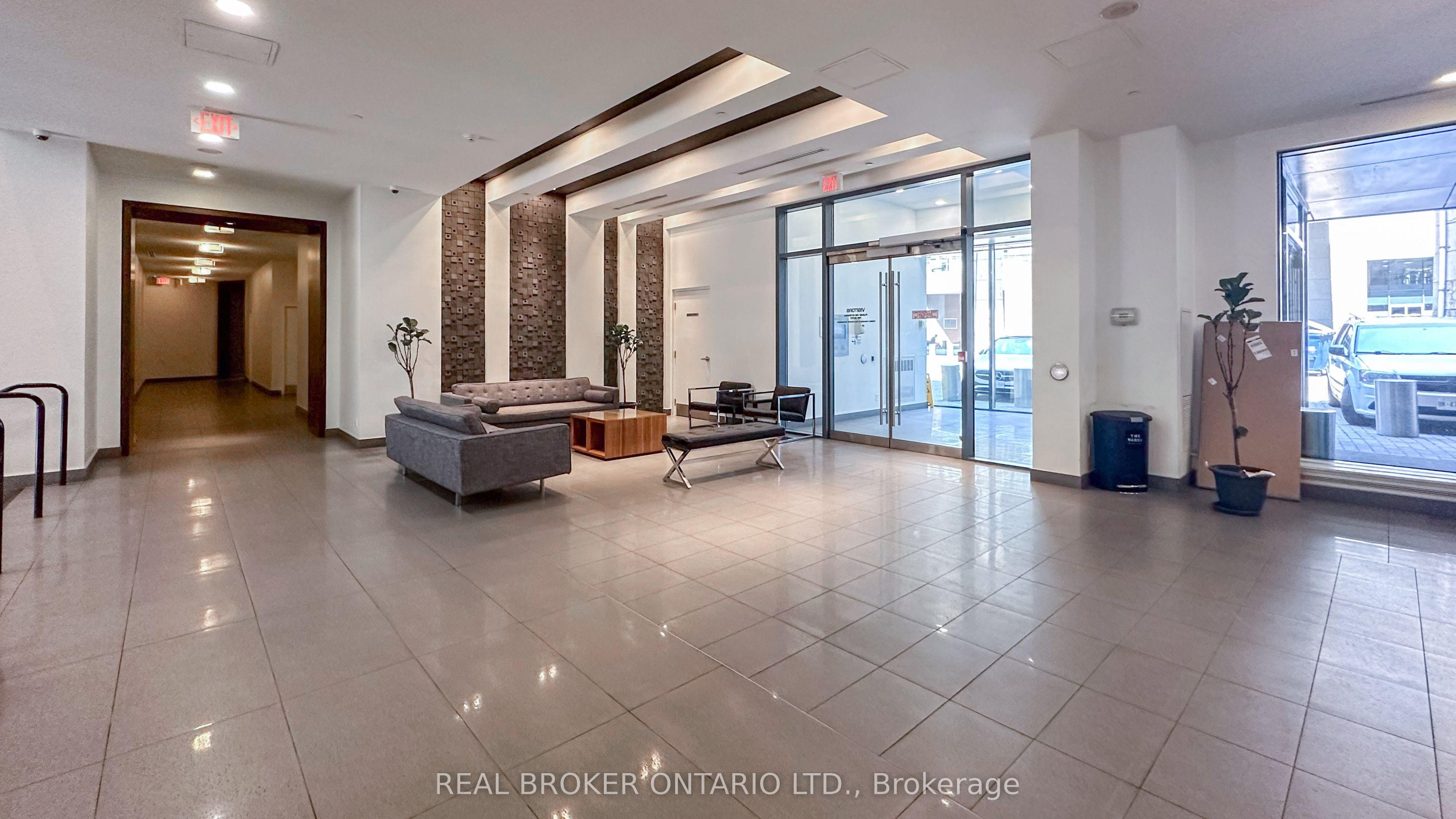 20 Bruyeres Mews 910, Toronto, ON M5V 0G8