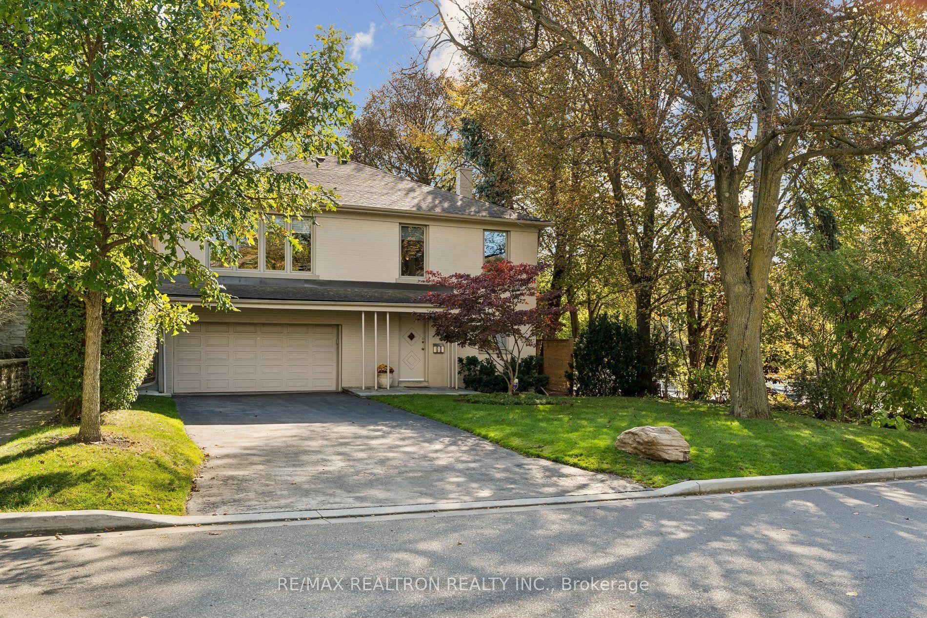 21 Ridgewood Road, Toronto, ON M5P 1T4