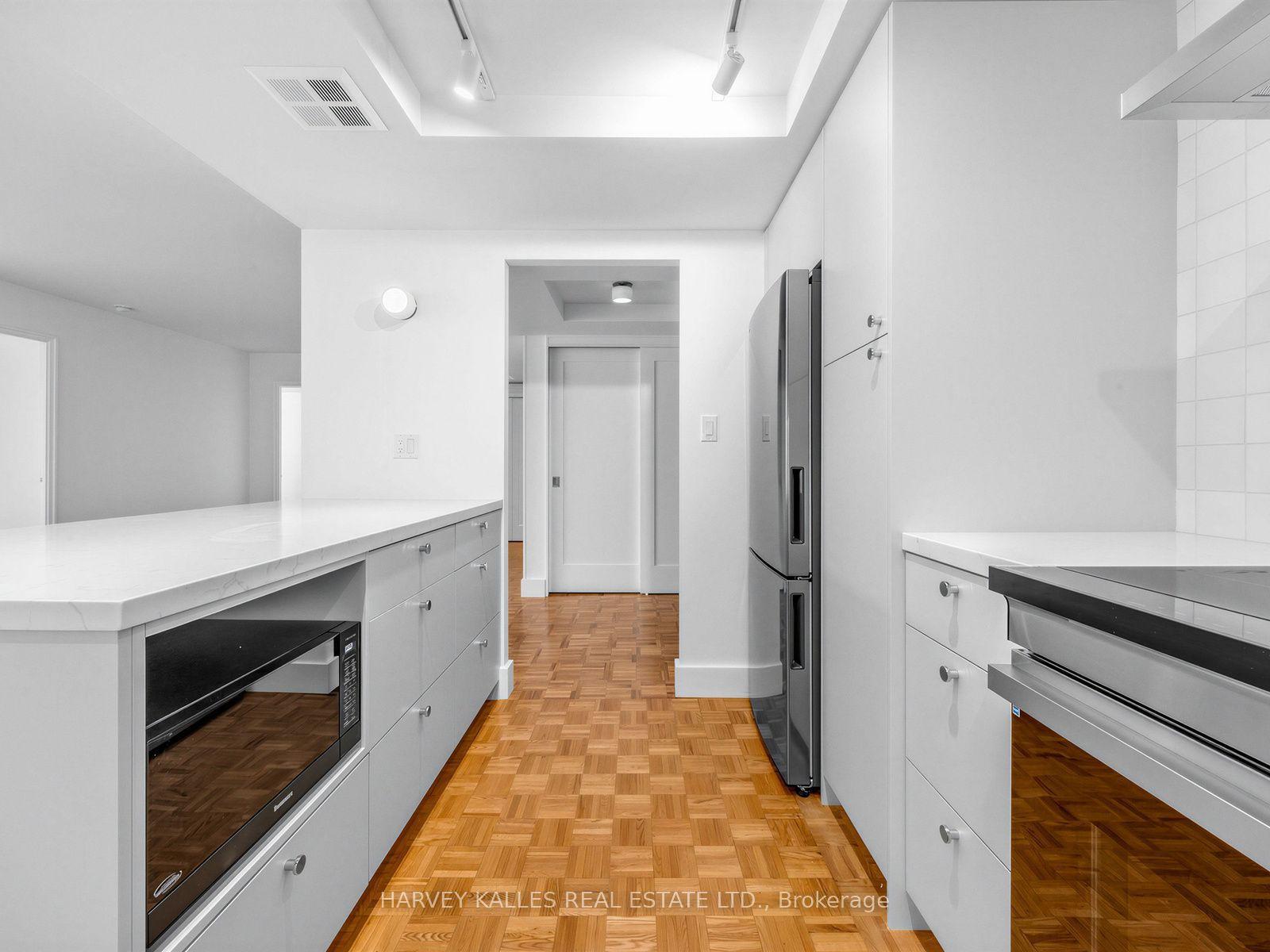 71 Charles Street E 802, Toronto, ON M4Y 2T3