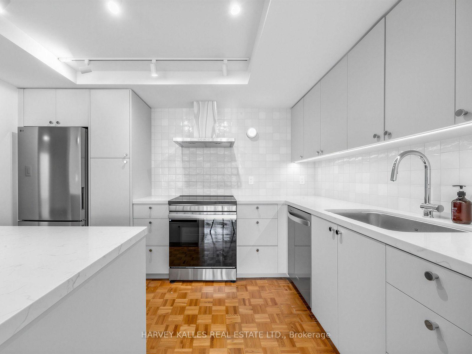 71 Charles Street E 802, Toronto, ON M4Y 2T3