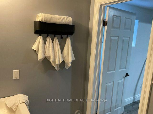 214 Clanton Park Road, Toronto, ON M3H 2G1