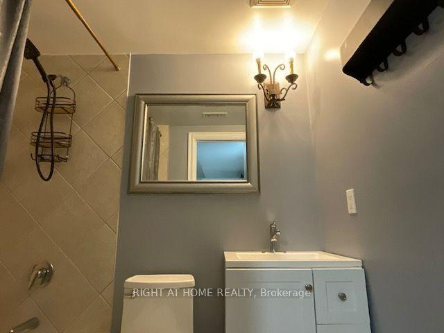 214 Clanton Park Road, Toronto, ON M3H 2G1