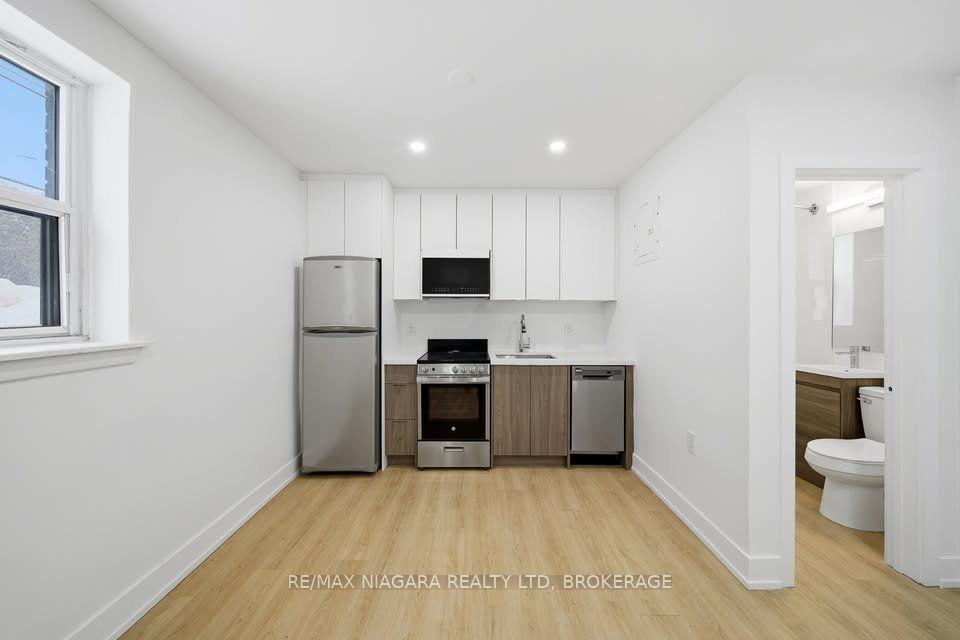 995 O'connor Drive, Toronto, ON M4B 2T1