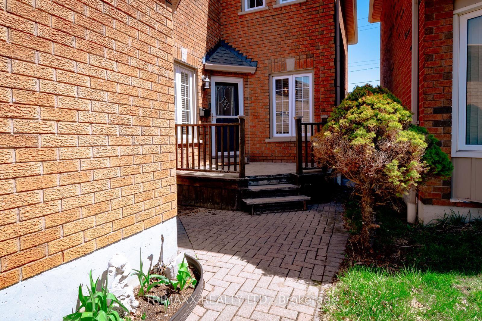 92 Hartrick Place, Whitby, ON L1R 2C3