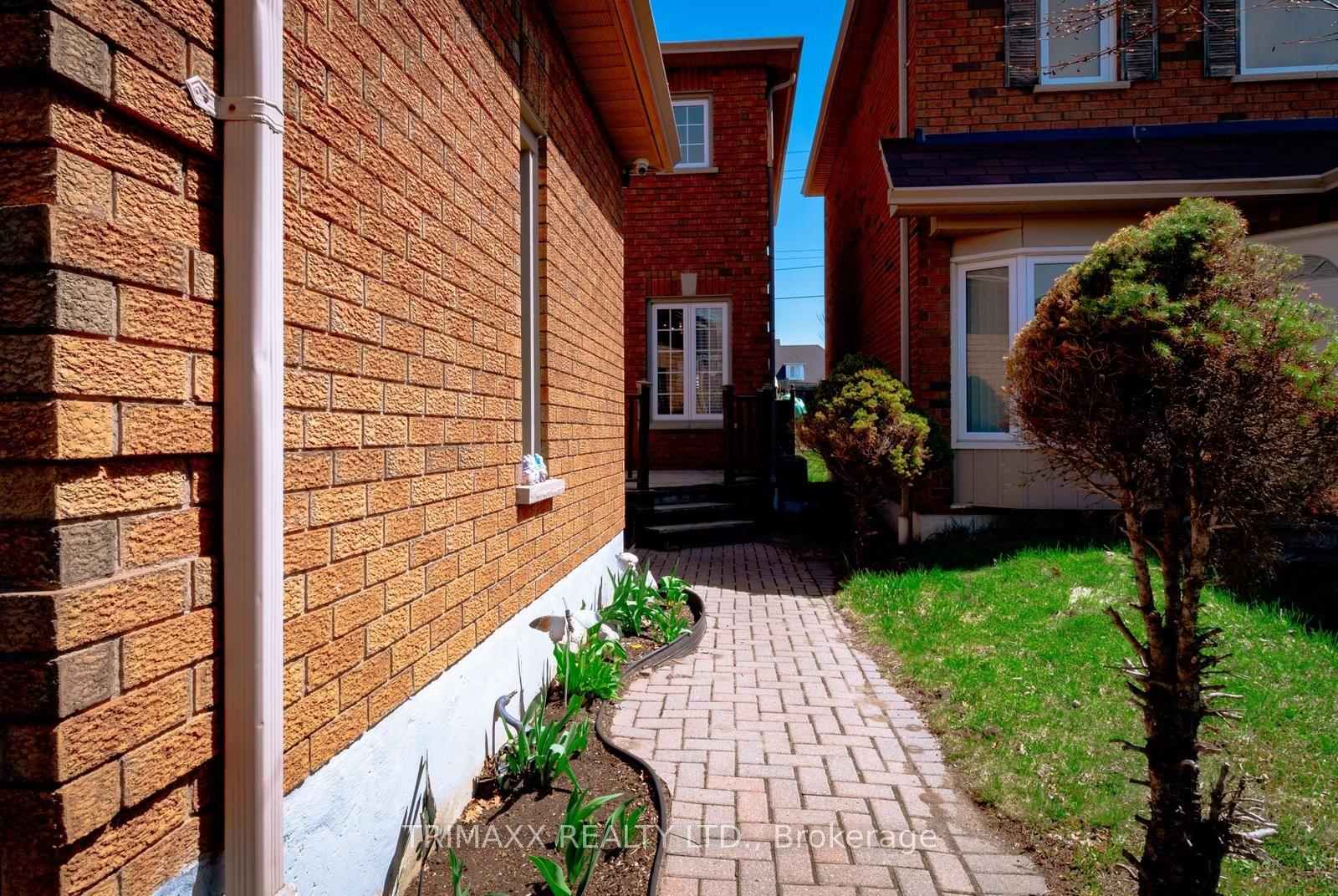 92 Hartrick Place, Whitby, ON L1R 2C3