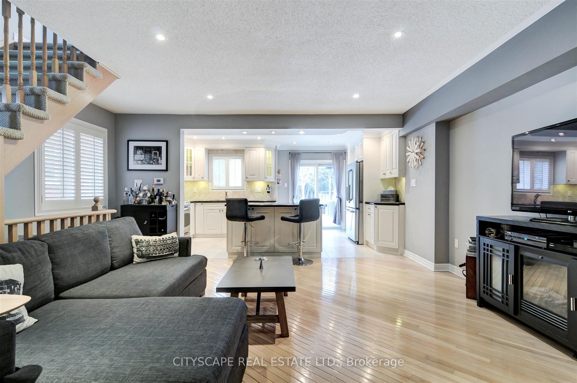 353 Sparrow Circle, Pickering, ON L1V 7E6