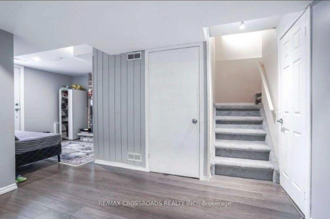 98 Kirby Crescent, Whitby, ON L1N 6Z7