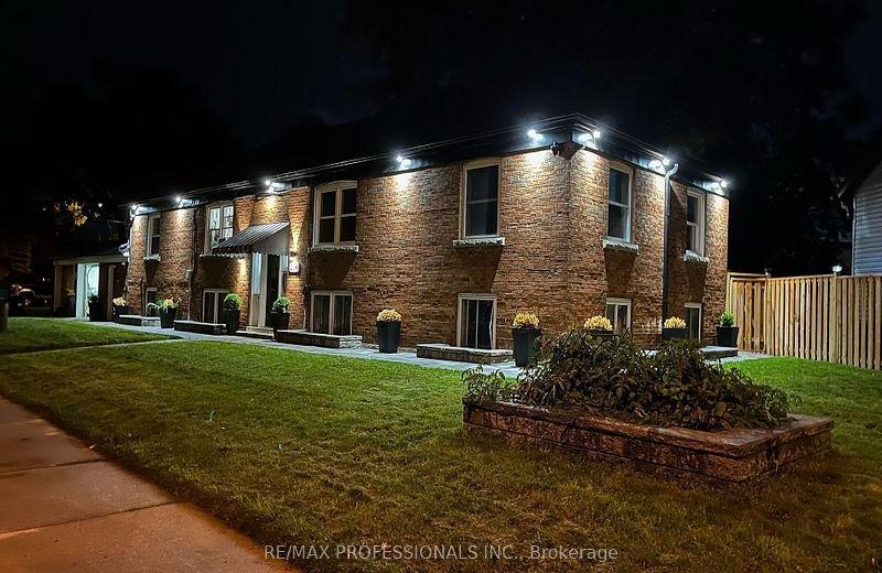 284 Gledhill Avenue W 2, Toronto, ON M4C 4L1