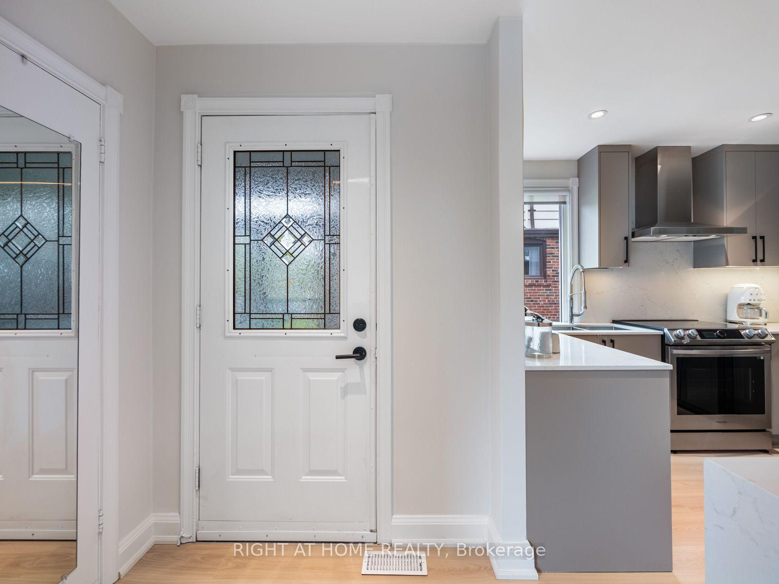 49 Amsterdam Avenue, Toronto, ON M4B 2B9