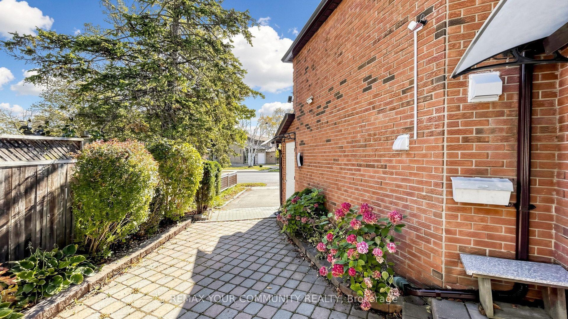 76 Deanscroft Square, Toronto, ON M1E 4W9