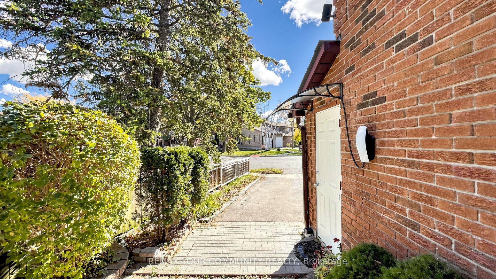 76 Deanscroft Square, Toronto, ON M1E 4W9