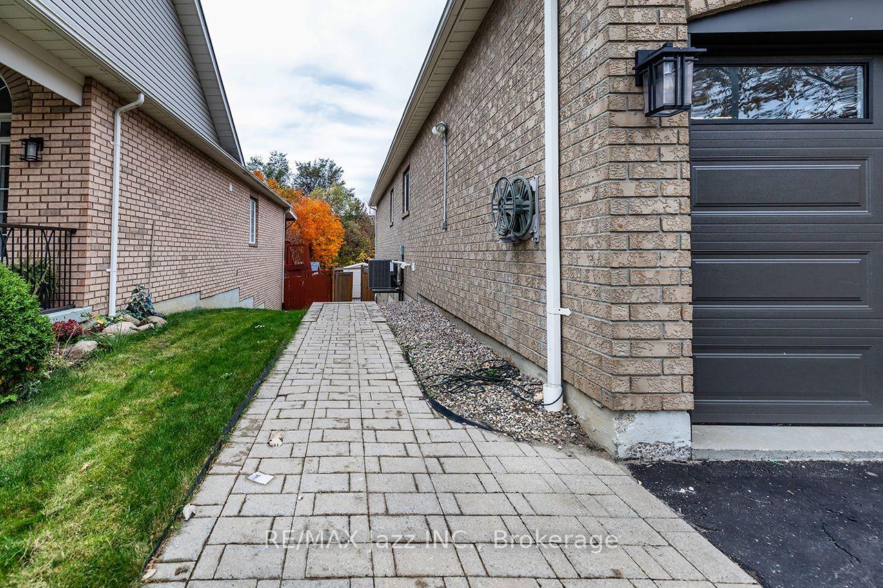 14 Arnold Crescent Lower, Whitby, ON L1M 1J1