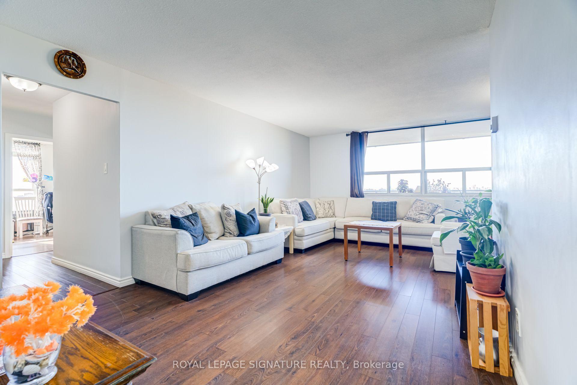 2550 Pharmacy Avenue 812, Toronto, ON M1W 1H9