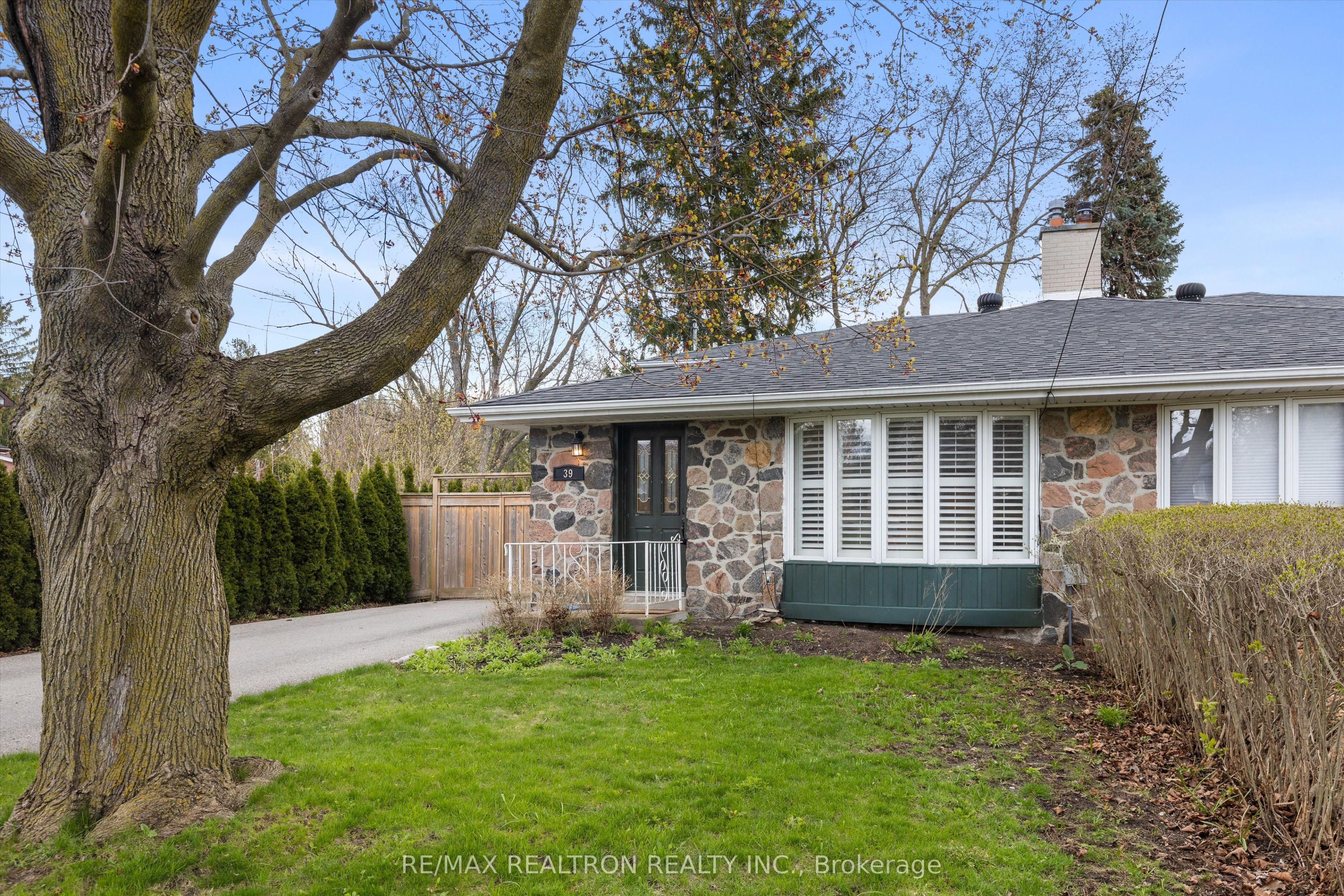 39 Jasper Drive, Aurora, ON L4G 3B6
