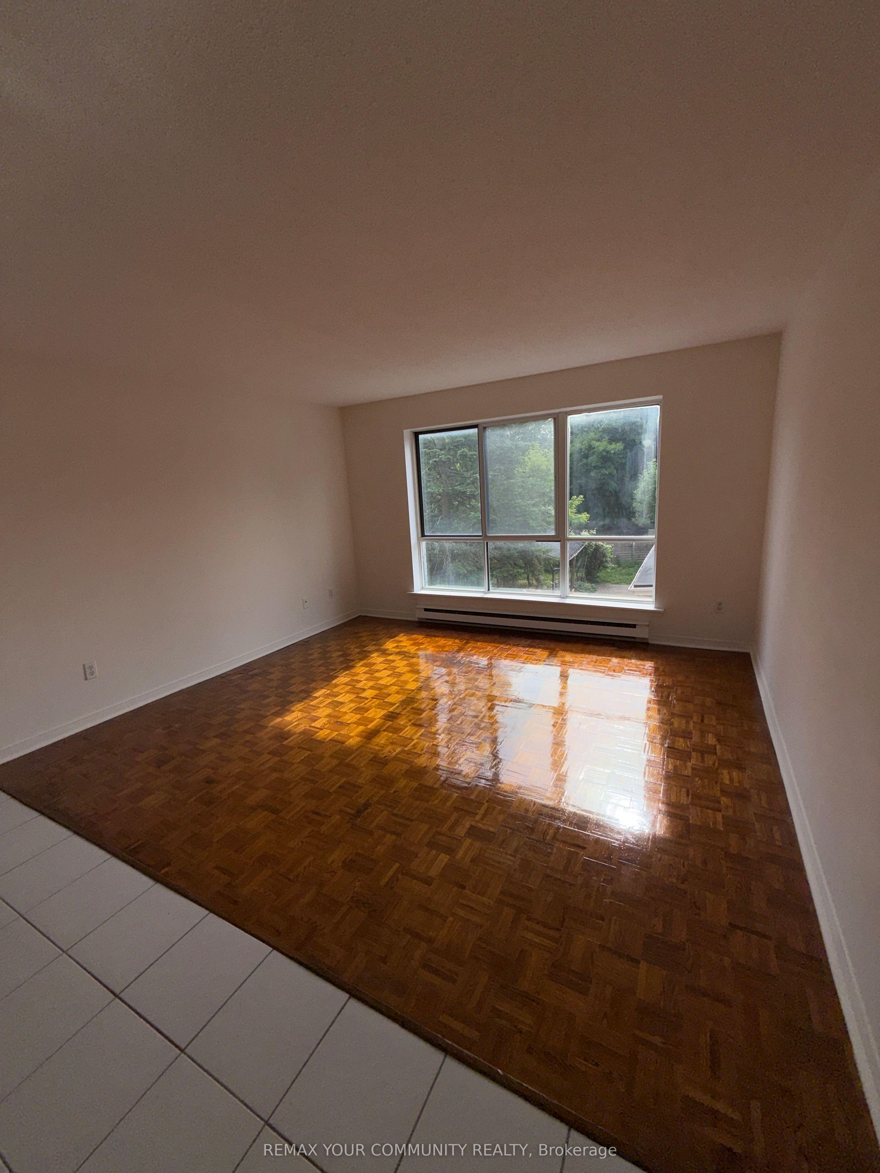 72 Lake Avenue 203, Richmond Hill, ON L4E 2V4