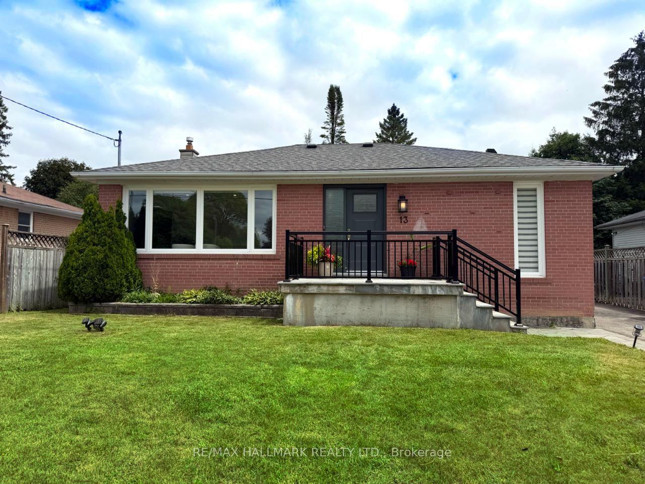 13 Patrick Drive, Aurora, ON L4G 2A6