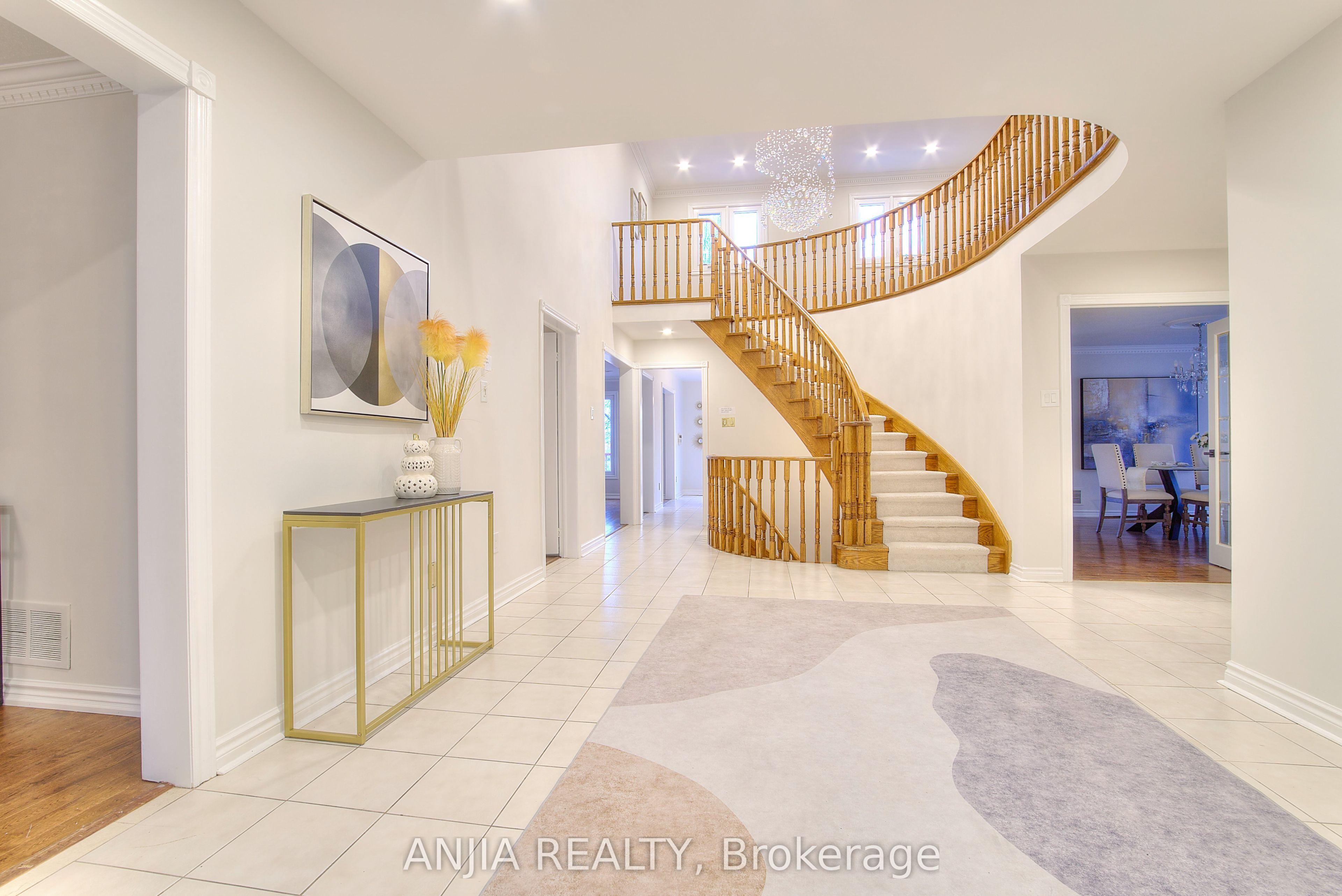 22 Chiltern Hill, Richmond Hill, ON L4B 3B8