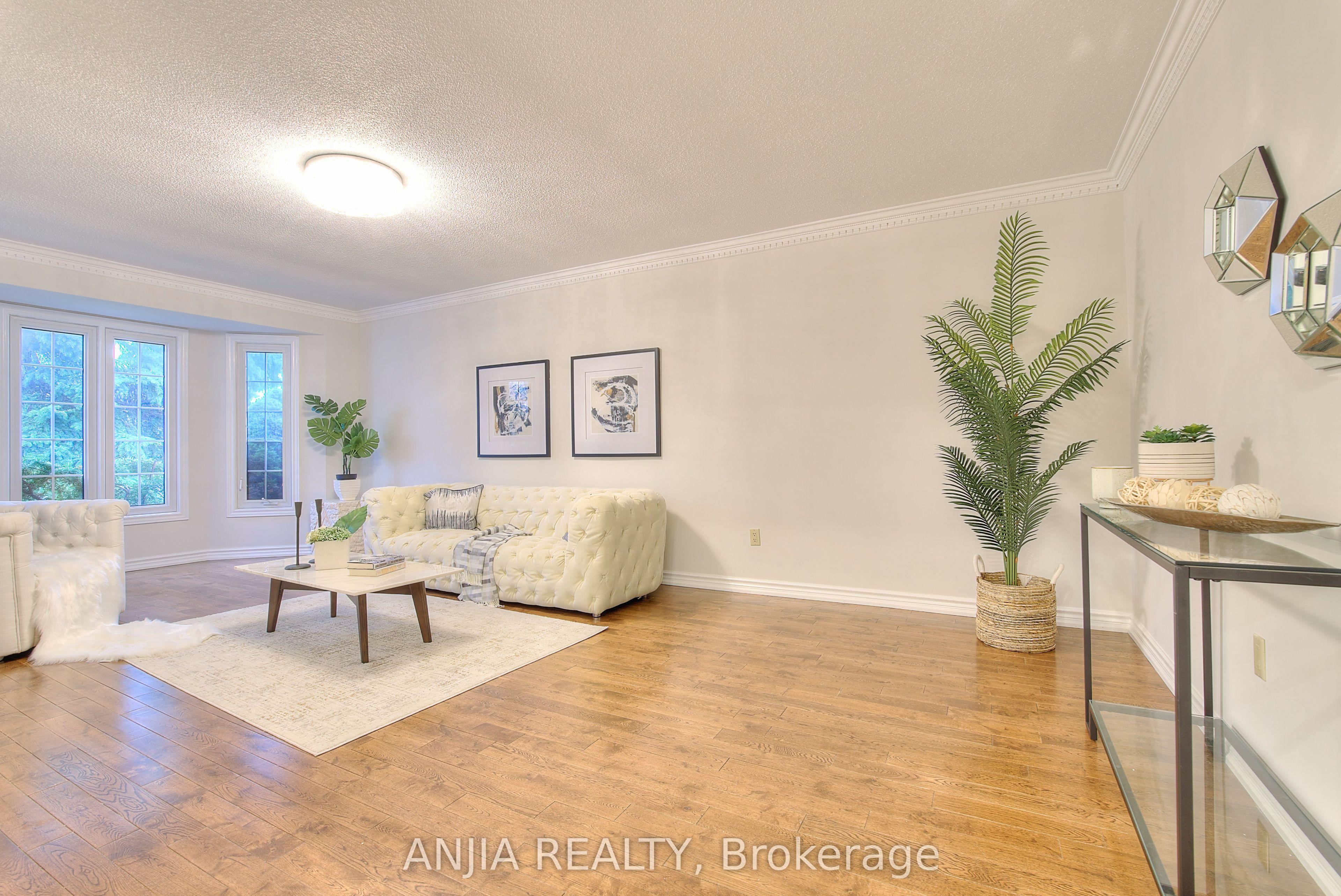 22 Chiltern Hill, Richmond Hill, ON L4B 3B8