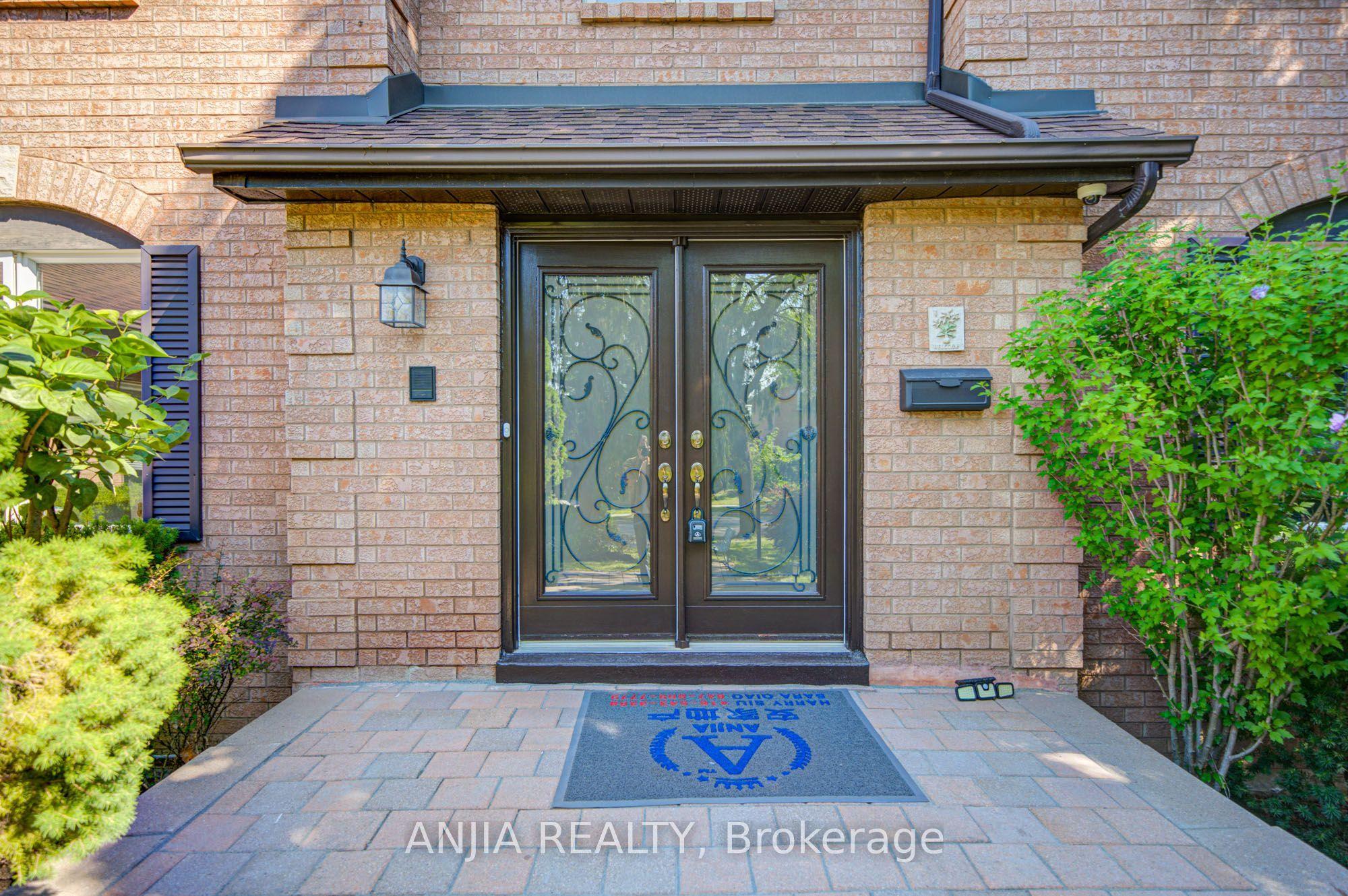 8 Calderbridge Crescent, Markham, ON L3R 9M8