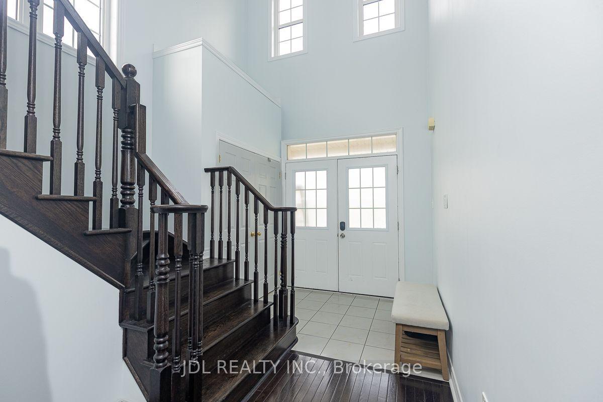 103 Herefordshire Crescent, Newmarket, ON L3X 3K8