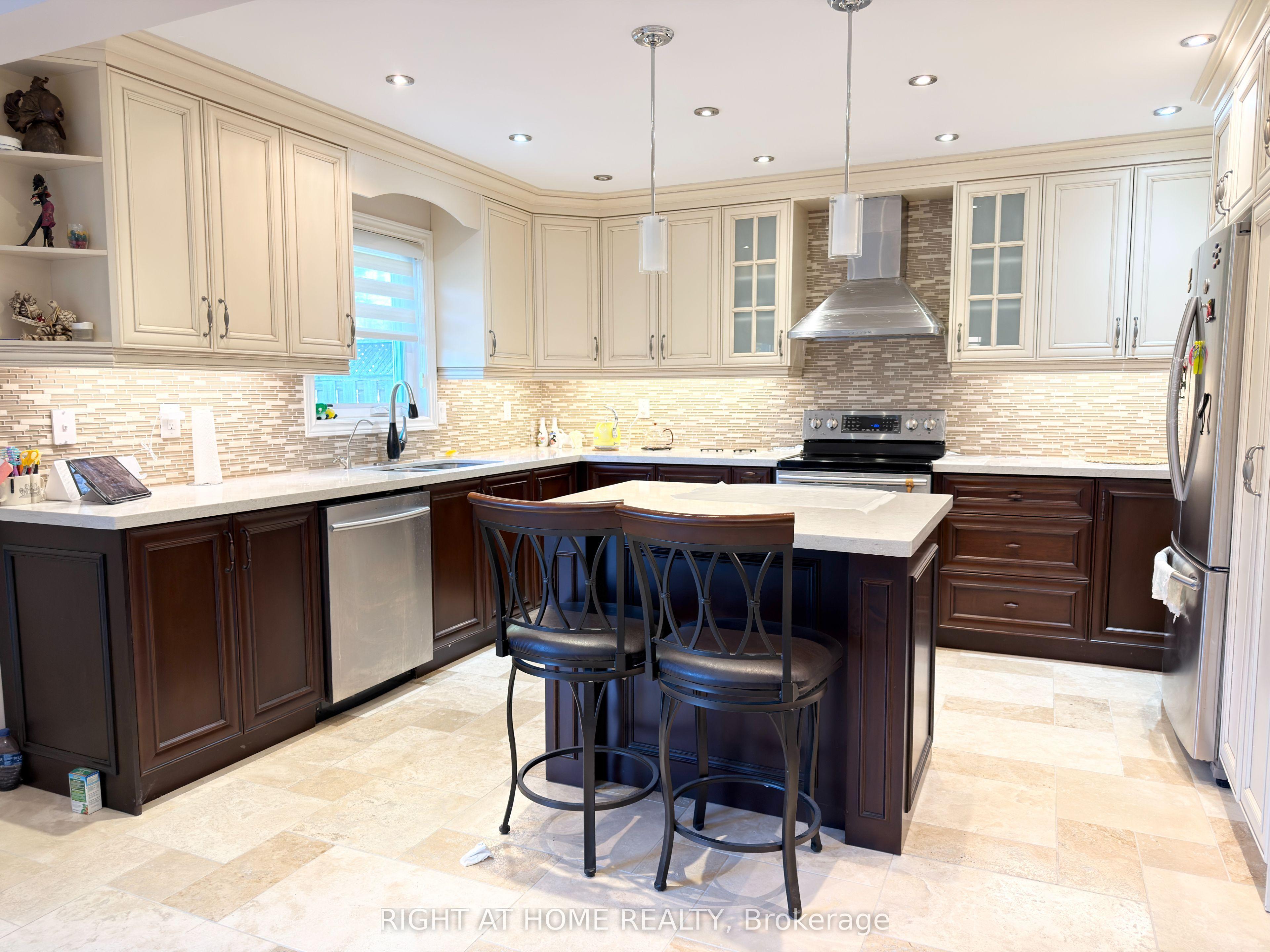 6 Cowles Court, Richmond Hill, ON L4C 9A7