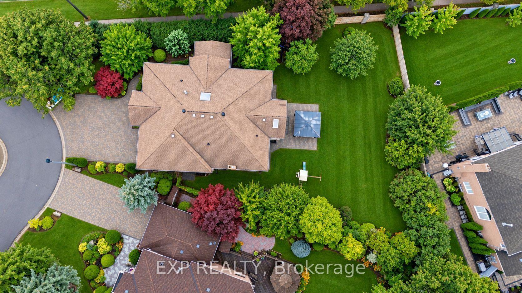 2 Shallmar Gardens, Richmond Hill, ON L4B 3G4