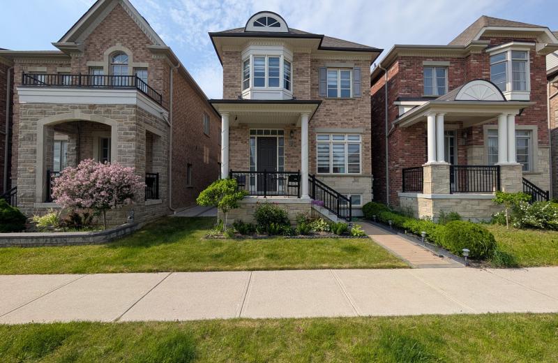 230 Paradelle Drive, Richmond Hill, ON L4E 0E4