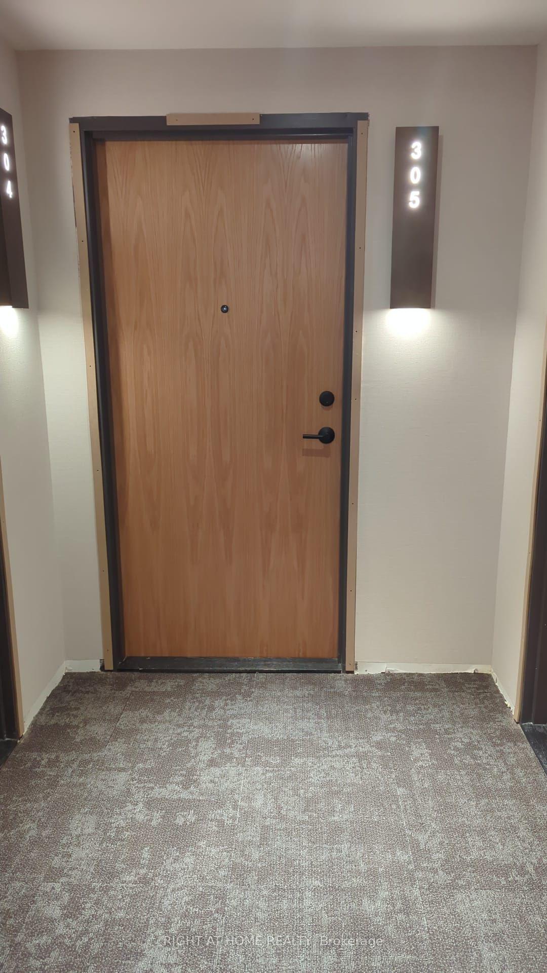 8 Beverley Glen Blvd Boulevard C305, Vaughan, ON L4J 8N8