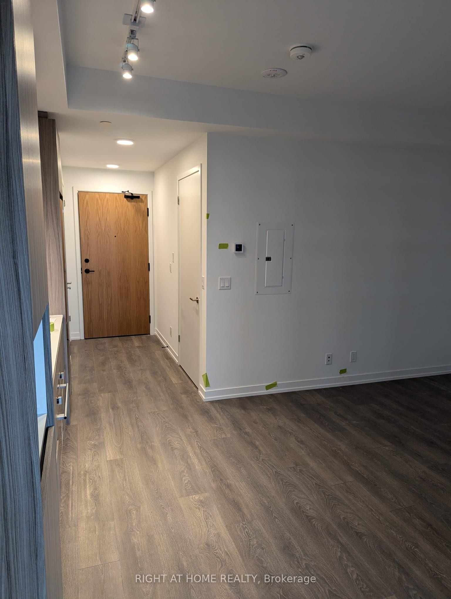 8 Beverley Glen Blvd Boulevard C305, Vaughan, ON L4J 8N8