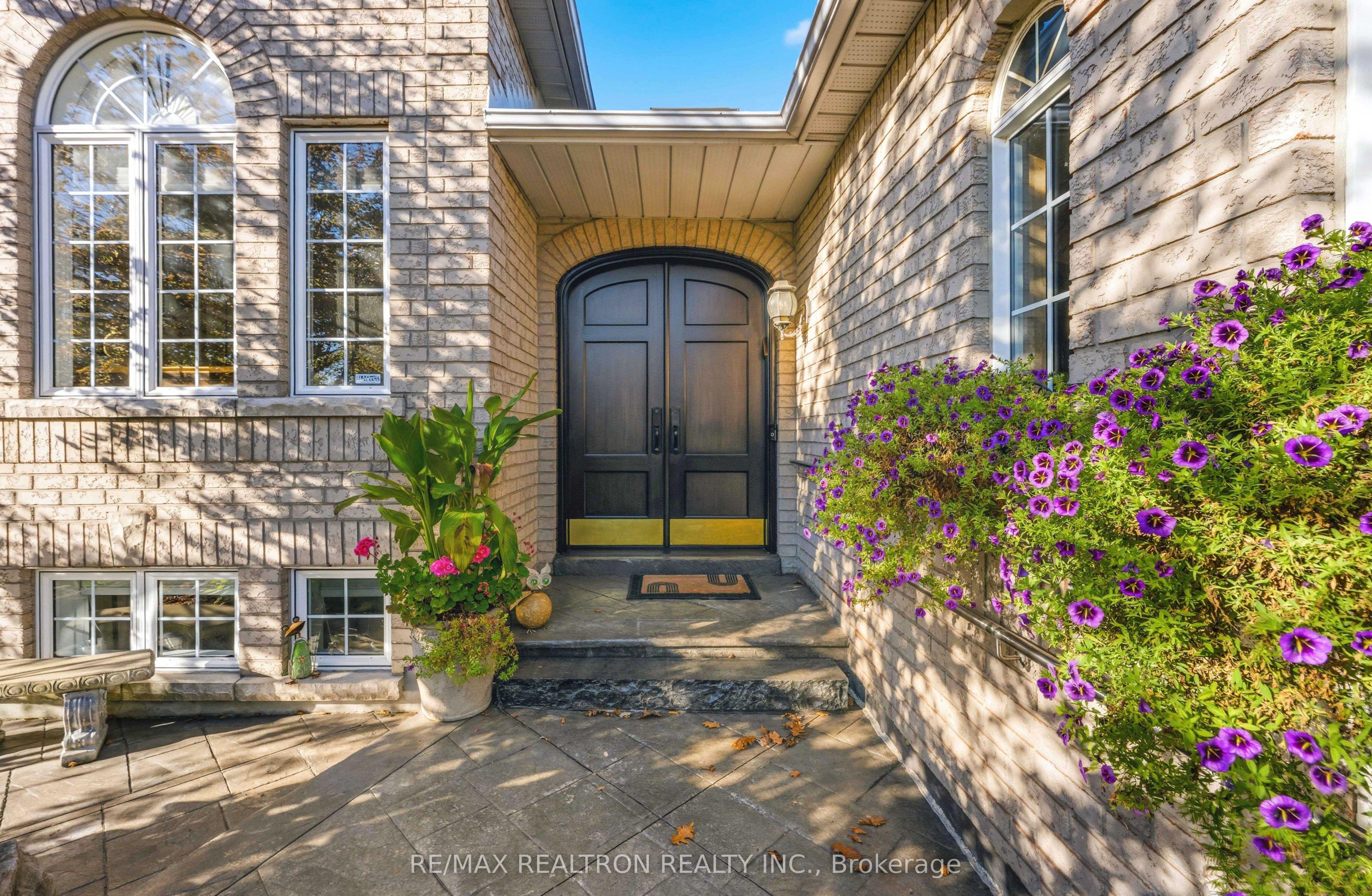 18 Glenforest Drive, Vaughan, ON L4J 8K5