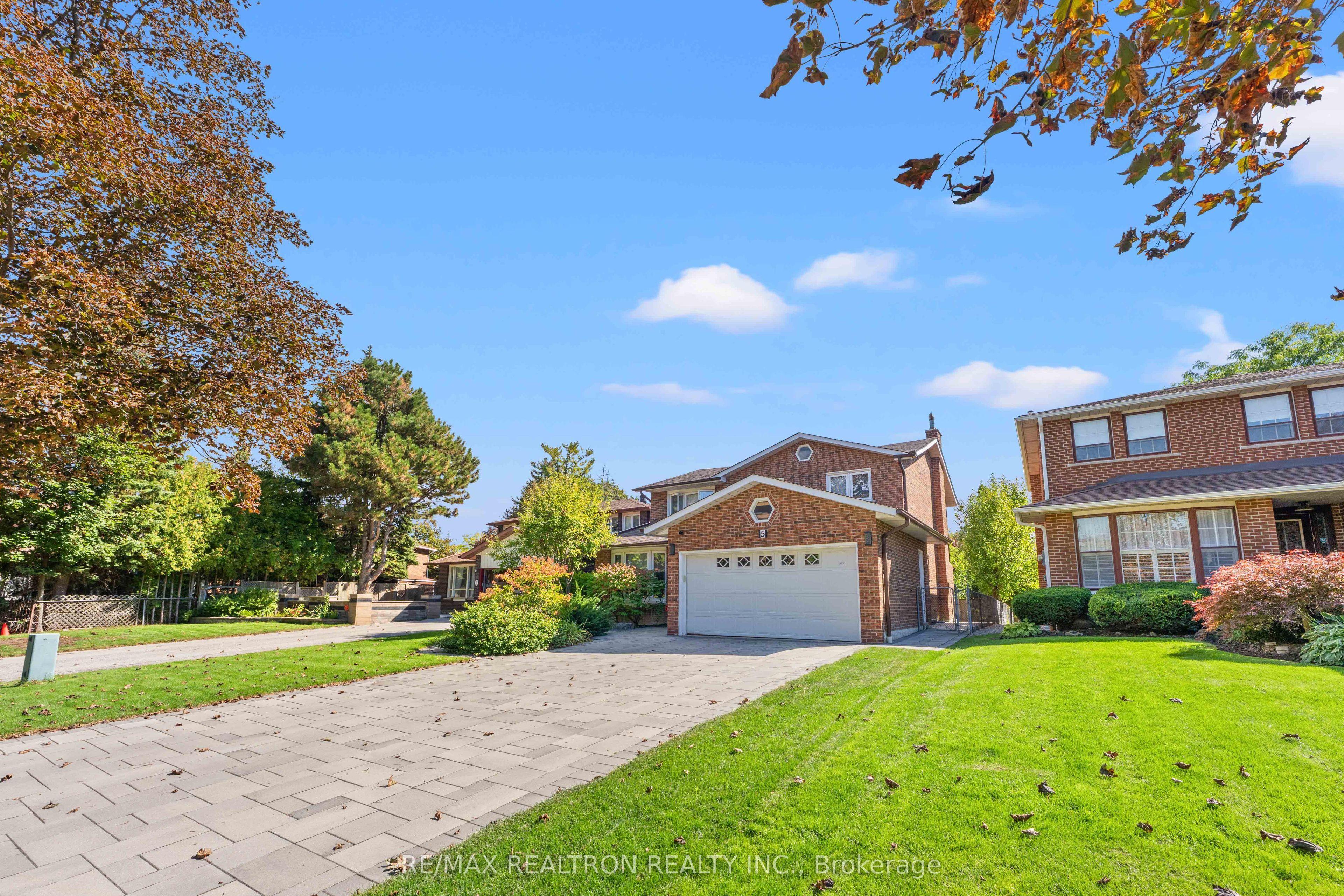 5 Charnwood Place, Markham, ON L3T 5H2