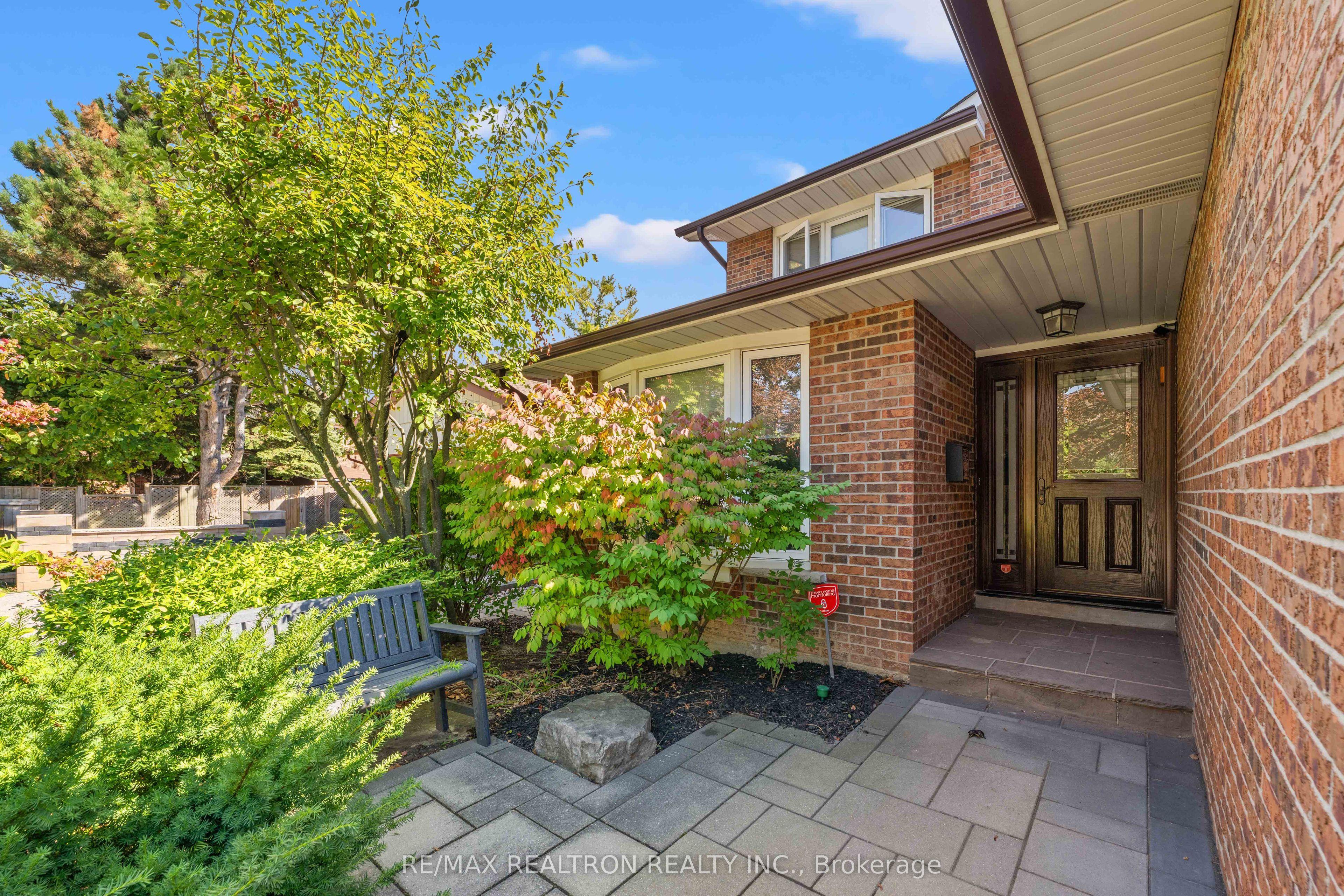 5 Charnwood Place, Markham, ON L3T 5H2